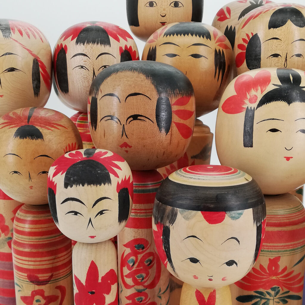 japanischen Kokeshi-Puppen