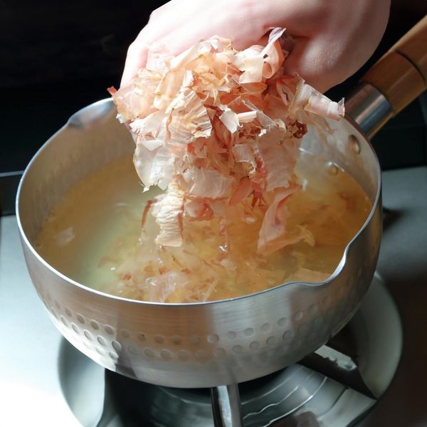 Le Dashi japonais : Un Bouillon d'Umami et d'Histoire dans la Cuisine Traditionnelle