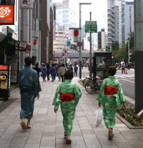 Japonés en kimono en las calles de Tokio