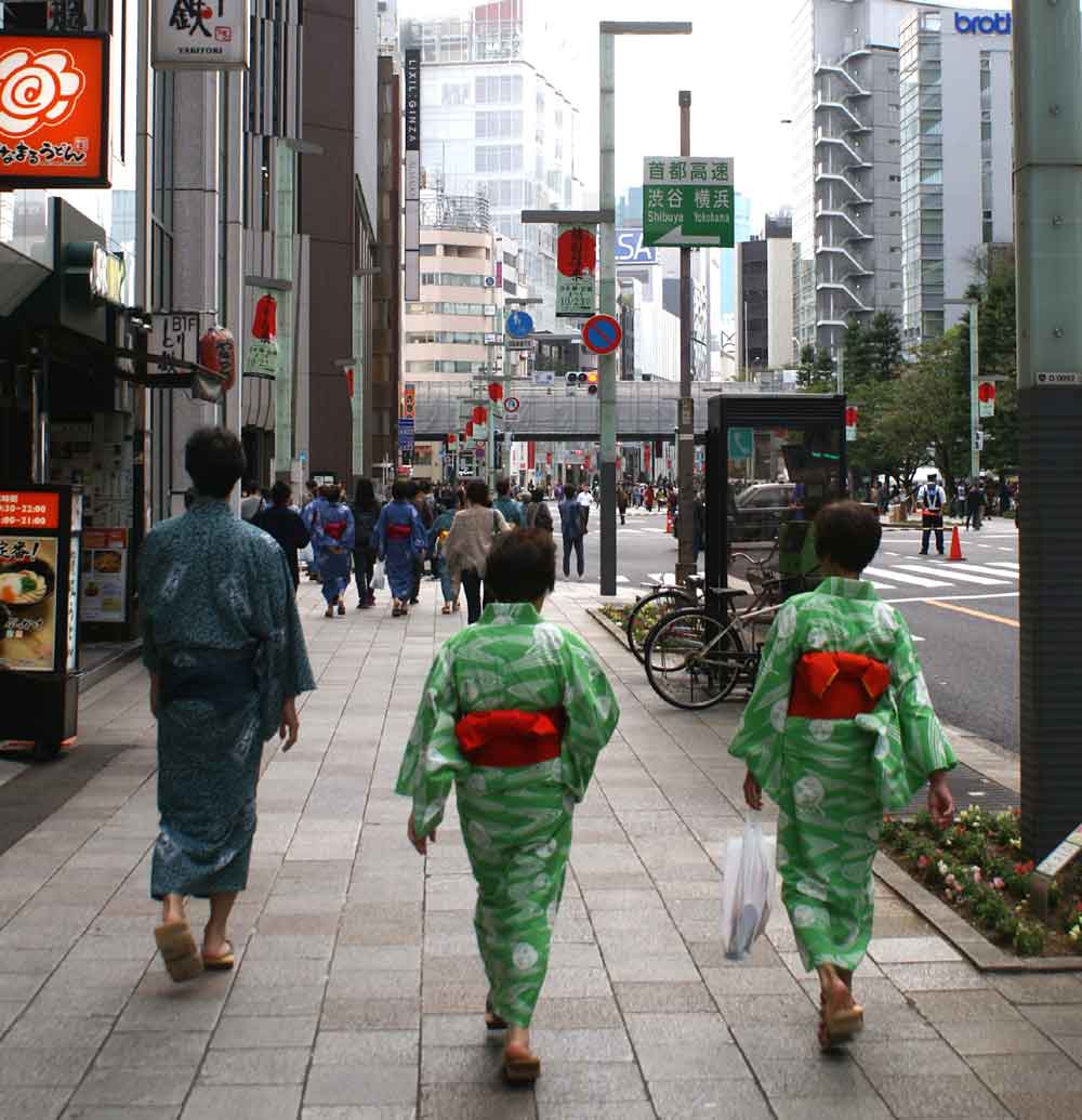 Japanese in kimono in the streets of Tokyo