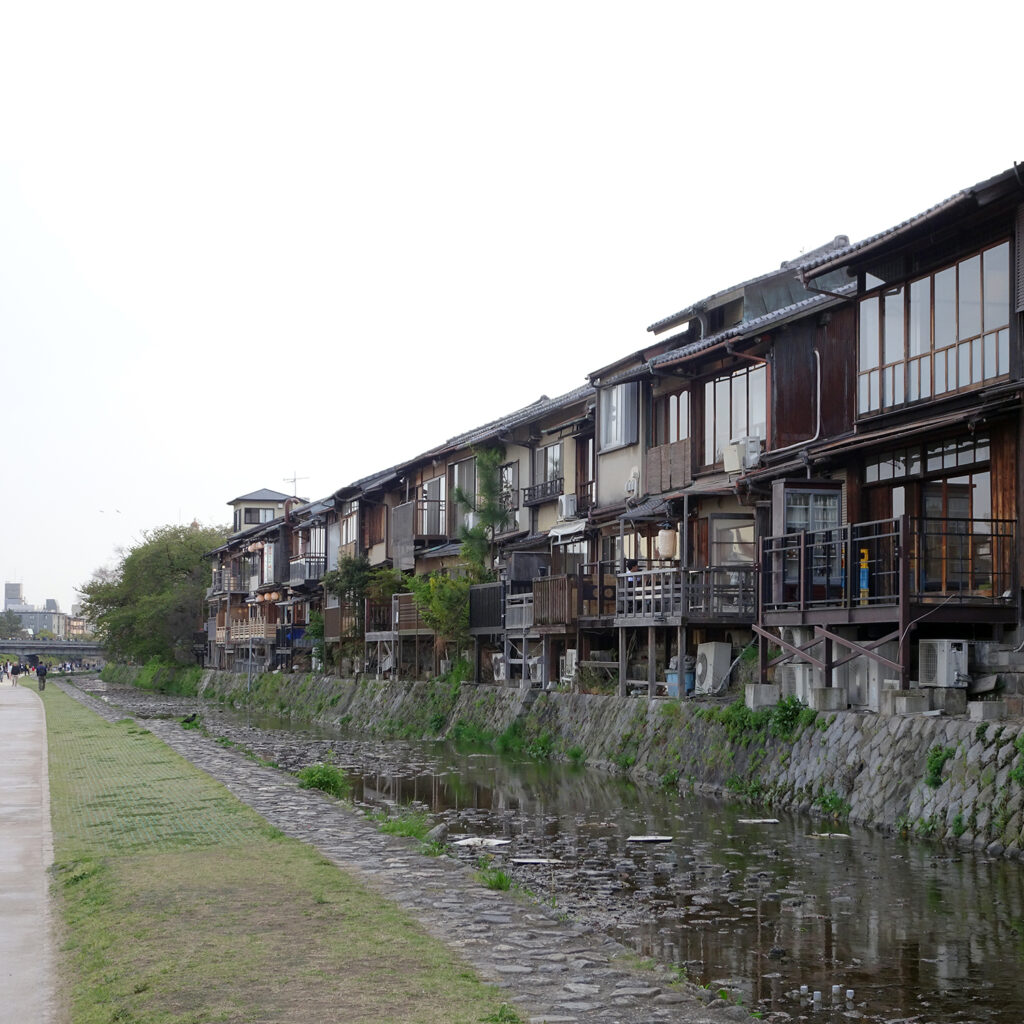 Häuser in Kyoto entlang des Flusses Kamo
