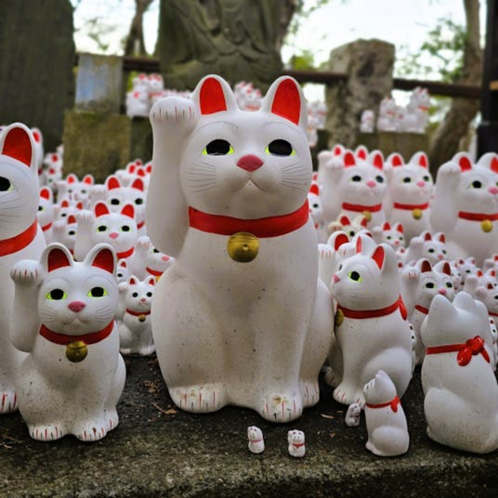Illustration : Découvrir le maneki-neko, le chat japonais porte-bonheur — Culture japonaise | Roppongi.fr