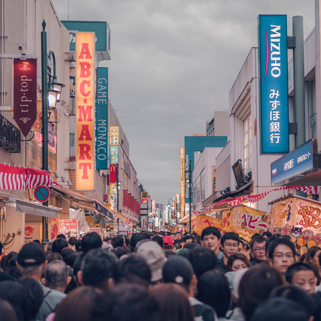 multitud en una calle peatonal comercial en Japón