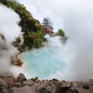 Japanisches Onsen mit Dampf und umliegender Natur